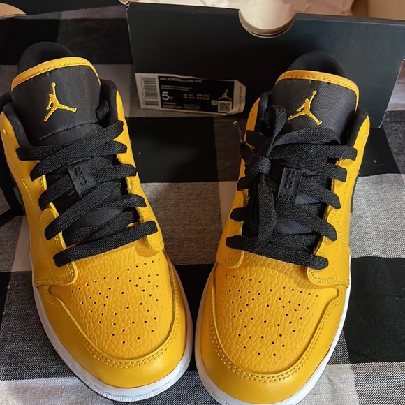 NIKE AIR JORDAN 1 LOW (GS) - Picture 2 of 3